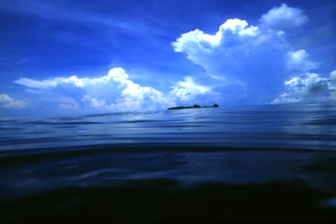 「シパダン島遠景」